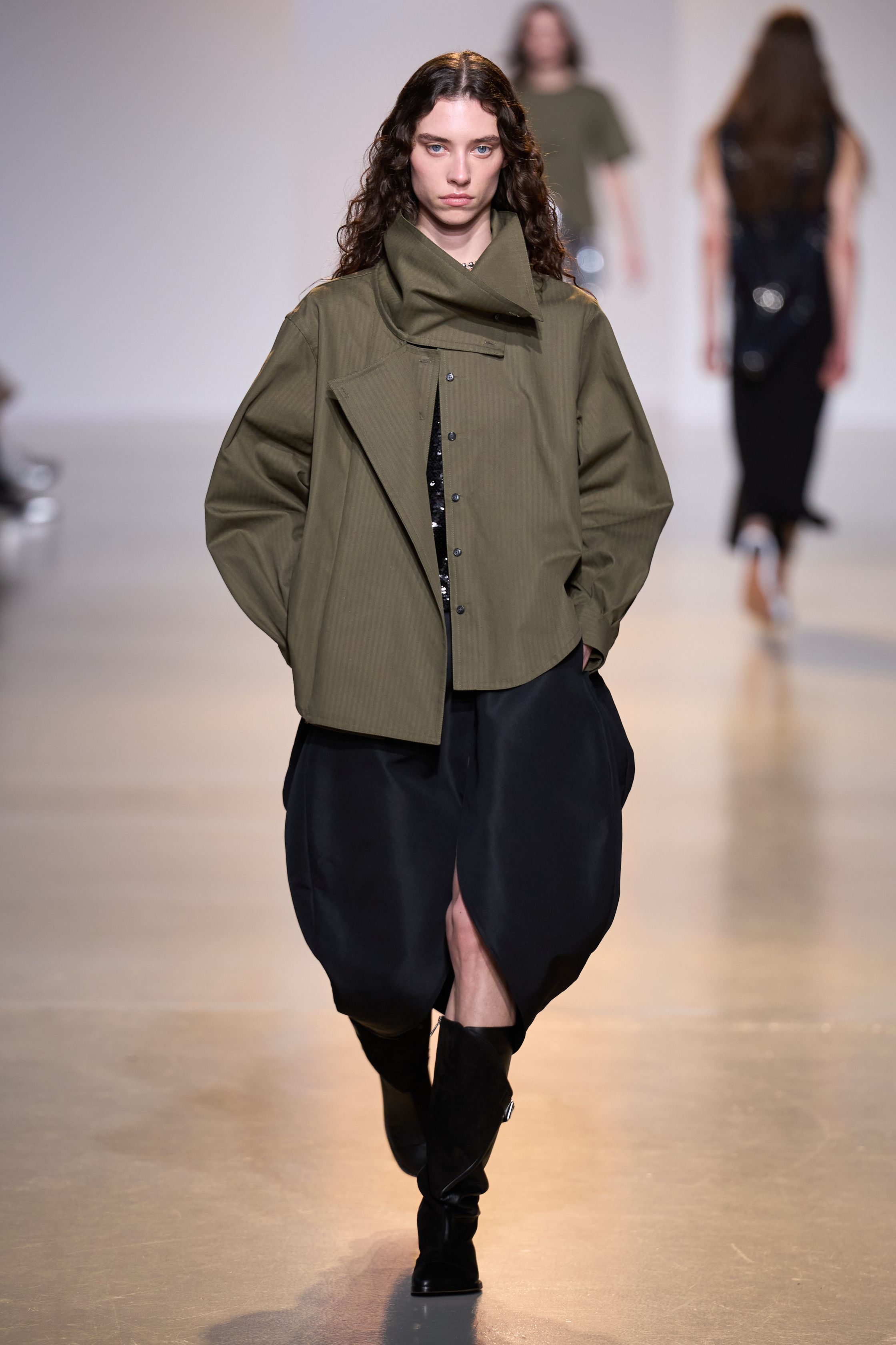 Niccolò Pasqualetti 本季展示出一种介于雕塑艺术与传统剪裁之间的设计语言：羊毛外套、结构背心与宽松裤装构成一种带有古典气息的现代衣橱。自然色系与粗粝面料强化了工艺感，让整场秀呈现出安静却富有力量的气质-顽石频道趋势研究